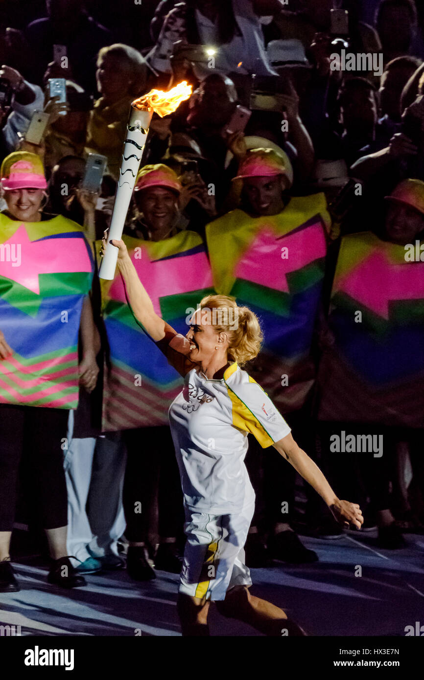 Río de Janeiro, Brasil. El 5 de agosto de 2016 Hortência Marcari con la antorcha olímpica en el estadio para las ceremonias de apertura de los Juegos Olímpicos de Verano. ©Pablo J Foto de stock