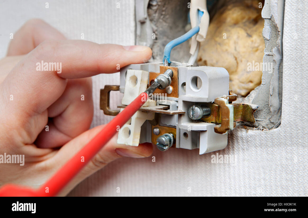 Reparación de la energía de la casa, el desmantelamiento de la luz del  interruptor de pared defectuosa, cambiar un interruptor de luz Fotografía  de stock - Alamy