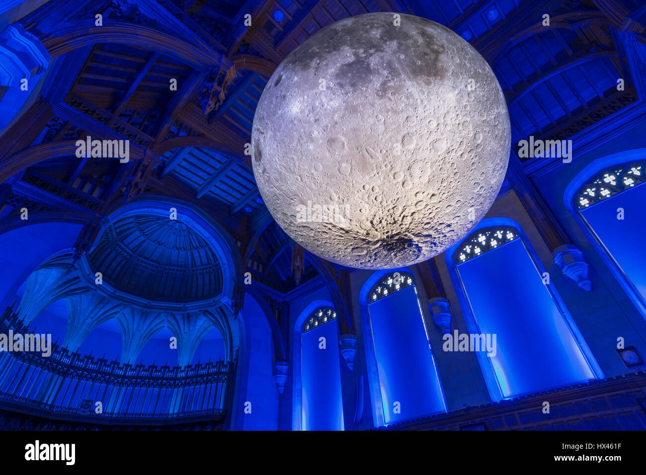 Luke Jerram del Museo de la Luna, en la Universidad de Bristol, Bristol, en el Reino Unido un gran globo cubierto de imágenes de la superficie de la luna de la NASA se ha instalado en la Gran Sala de la Wills Memorial building en la Universidad de Bristol por el artista local Luke Jerram. La instalación se llama el Museo de la Luna y es marcar la investidura del nuevo Canciller, Sir Paul Nurse. 23 de marzo de 2017. Carolyn Eaton/Alamy Live News Foto de stock