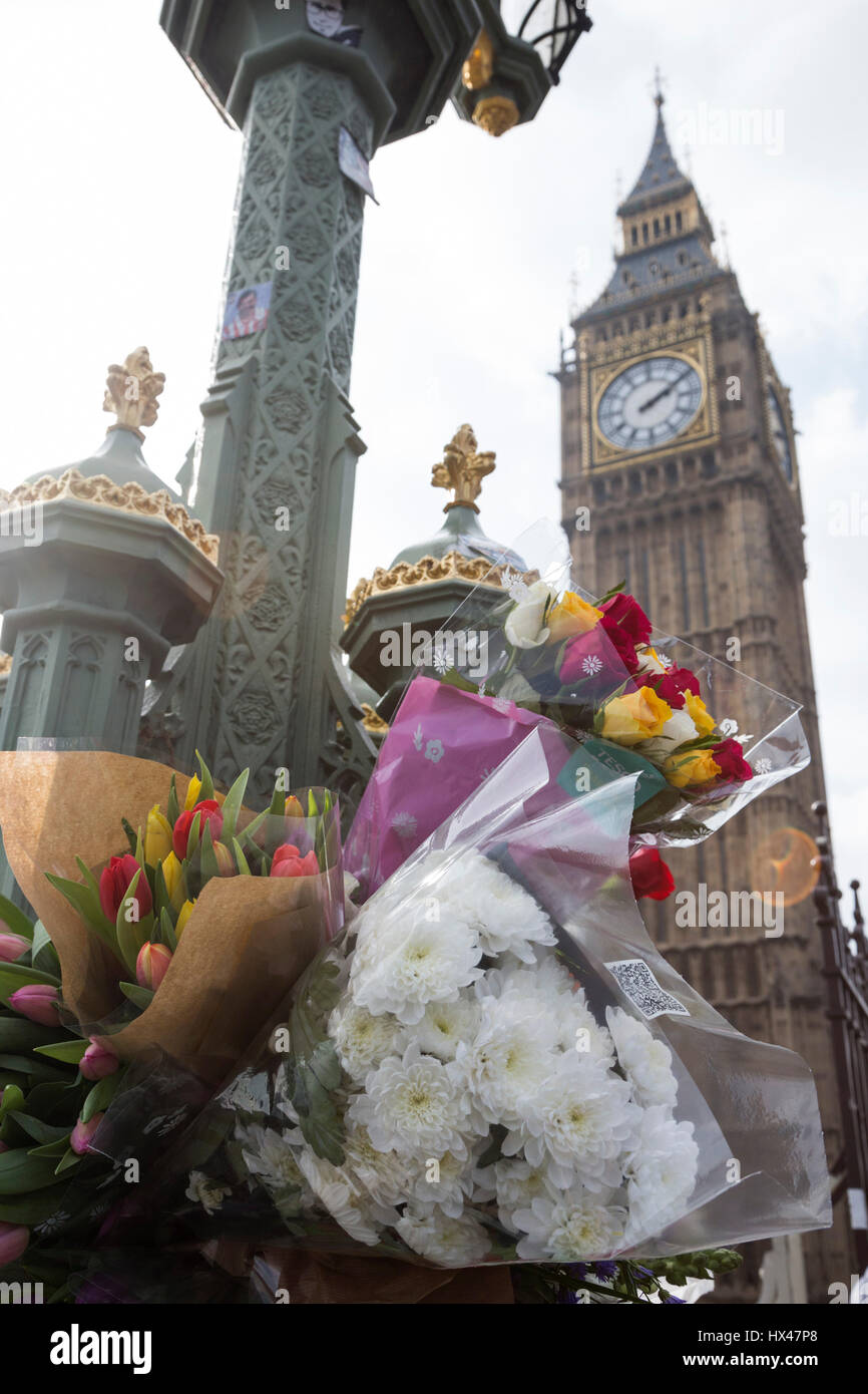 Londres, Reino Unido. 24 Mar, 2017. Los londinenses dejar homenajes florales para las víctimas del ataque terrorista en Westminster Bridge. Crédito: Bettina Strenske/Alamy Live News Foto de stock