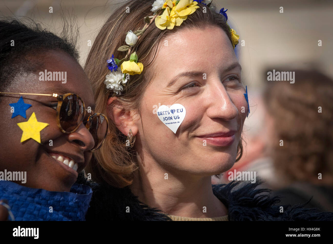 Berlín, Alemania 25 Mar, 2017 Los europeos al 'March para Europa" en Berlín, Alemania. Varios en el 60º aniversario de los Tratados de Roma, decenas de miles de personas marcharon en todo Europas ciudades importantes en apoyo de la Unión Europea. Crédito: Craig Stennet/Alamy Live News Foto de stock