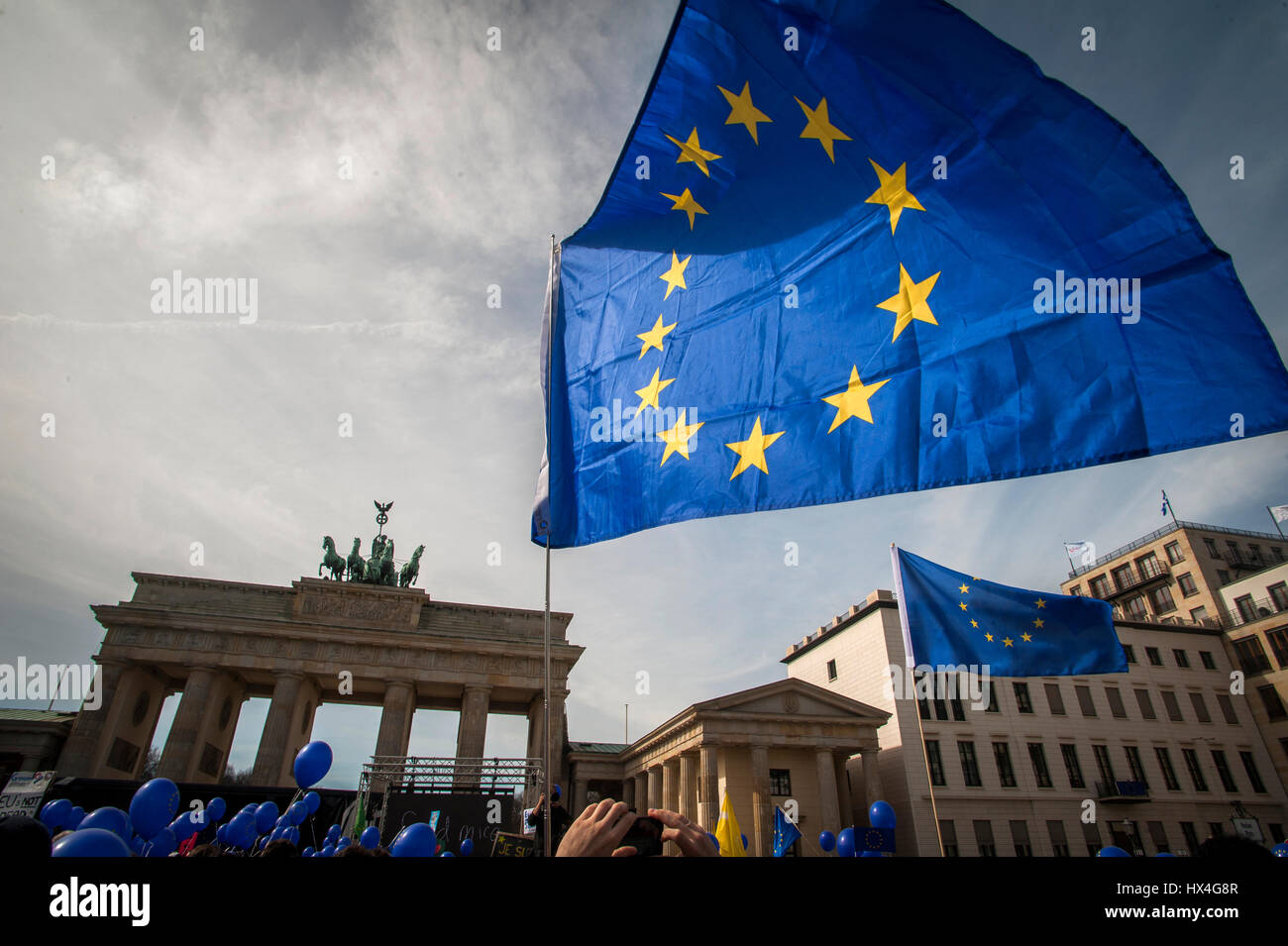 Berlín, Alemania 25 Mar, 2017 Los europeos se reúnen en el 'Marco' de Europa, la Puerta de Brandeburgo, Berlín, Alemania. En el 60º aniversario de los Tratados de Roma, decenas de miles de personas marcharon en todo Europas ciudades importantes en apoyo de la Unión Europea. Crédito: Craig Stennet/Alamy Live News Foto de stock