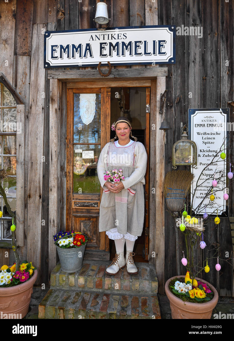Zerpenschleuse, Alemania. 24 Mar, 2017. Ines Schweighoefer está a la puerta  de su antiguo granero 'Emma Emmelie Antiques' de antigüedades rústicas,  telas, textiles y arte en Zerpenschleuse, Alemania, el 24 de marzo