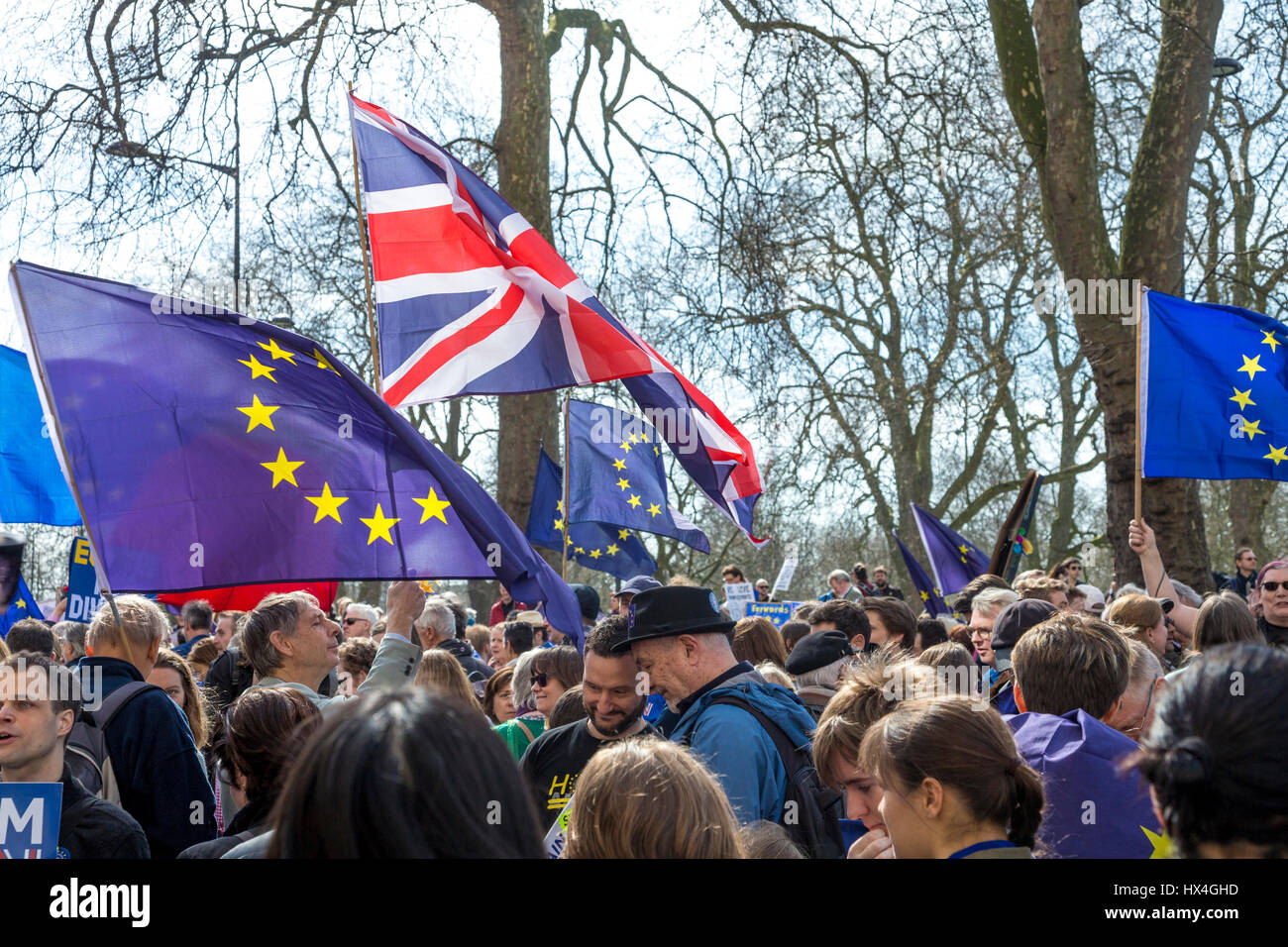 Londres, Reino Unido. 25 Mar, 2017. Unite para Europa de marzo en Londres. Miles de marzo de Green Park a la Plaza del Parlamento para oponerse Brexit Crédito: Nathaniel Noir/Alamy Live News Foto de stock