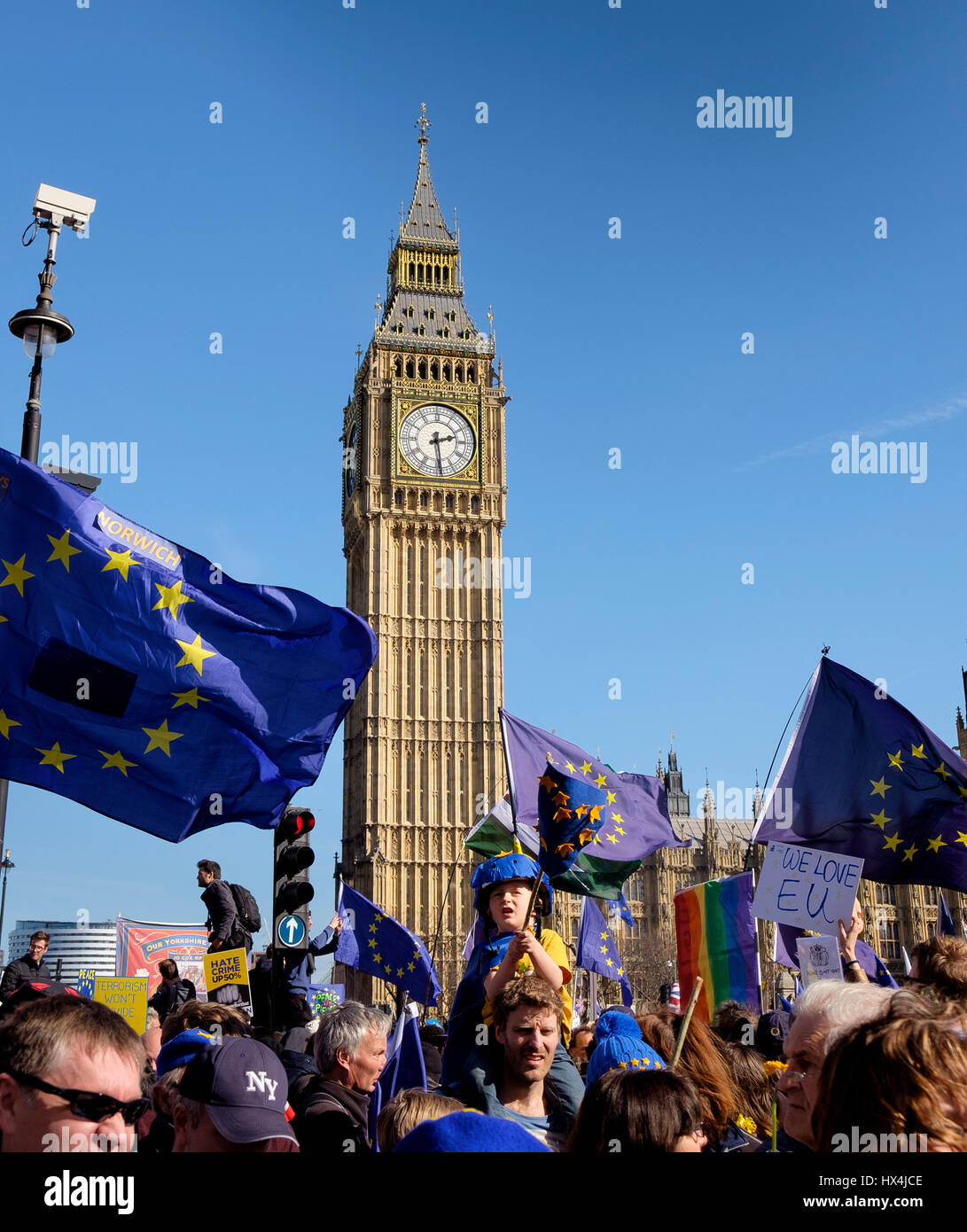 Londres, Reino Unido. 25 Mar, 2017. Los manifestantes en el Unite para Europa de marzo de manifestarse en las calles de Westminster, Londres. Una multiplicidad de banderas de la UE están volando en la Plaza del Parlamento. Crédito: Scott Hortop/Alamy Live News Foto de stock