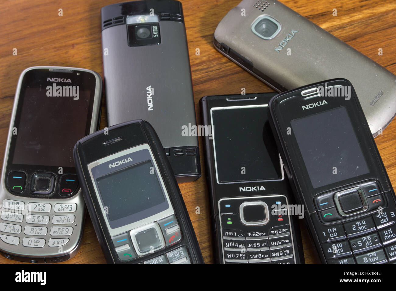 Bangkok, Tailandia - Marzo 24, 2017: Nokia Mobile Phones, sobre fondo de madera. Foto de stock