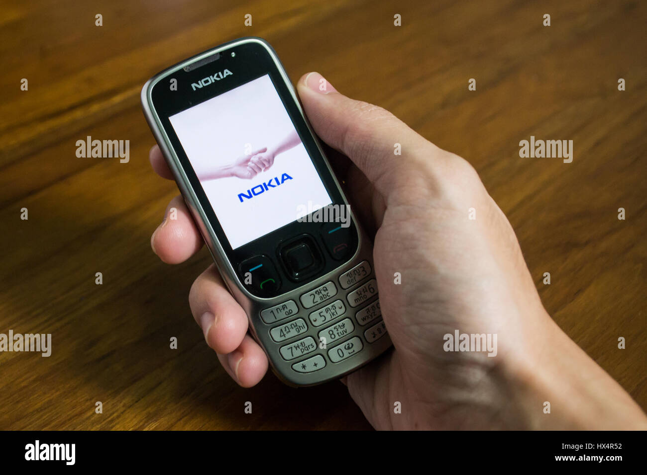 Bangkok, Tailandia - Marzo 24, 2017 : teléfono móvil Nokia en una mano que muestra la pantalla con el logotipo de Nokia. Foto de stock