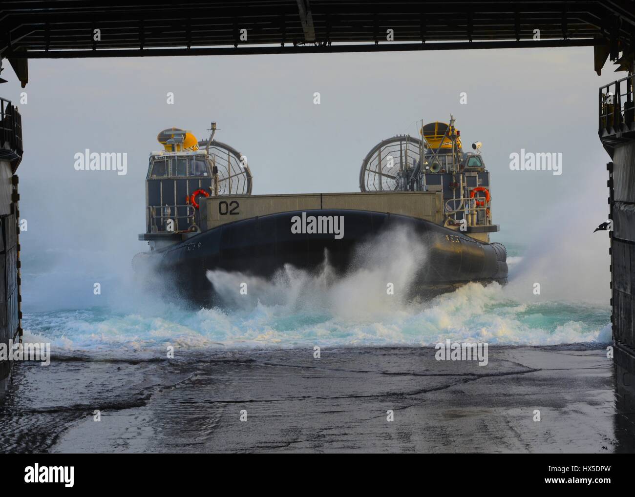 Un desembarco de cojín de aire (LCAC) entra el bien la plataforma de aterrizaje anfibio de dock buque USS Carter Hall (LSD 50), el Océano Atlántico, de 2013. Imagen cortesía de Chelsea Mandello/US Navy. Foto de stock