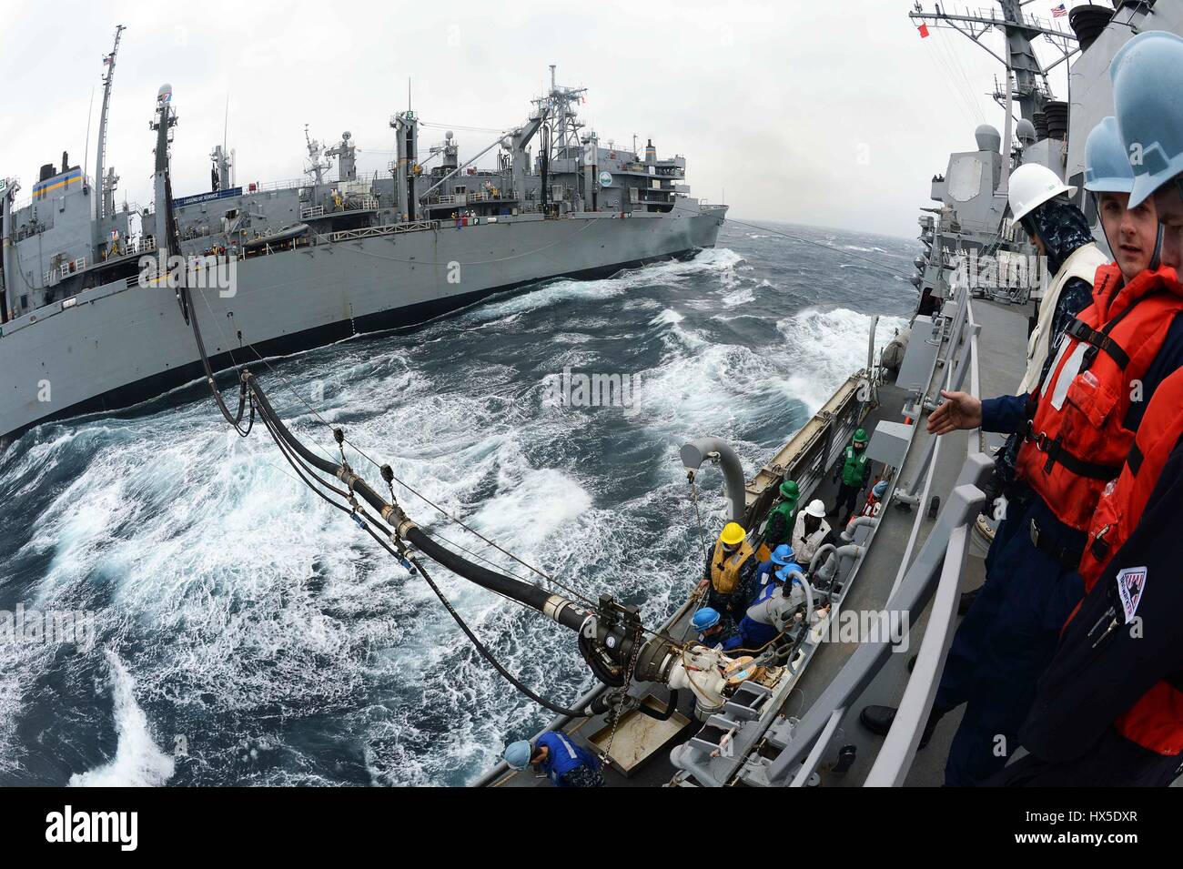 Comando de Transporte Marítimo Militar de apoyo de combate rápido buque USNS Rainier (T-AOE-7) y Arleigh Burke clase de misiles guiados destructor USS McCampbell (DDG 85) durante una reposición en alta mar, al oeste de la Península de Corea, en 2013. Imagen cortesía de Declan Barnes/Imagen cortesía de la US Navy. Foto de stock