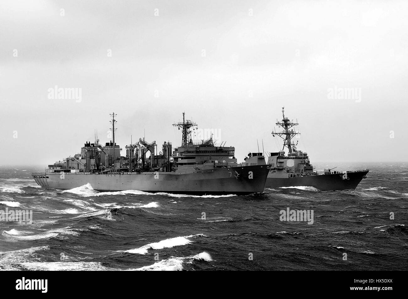 Comando de Transporte Marítimo Militar de apoyo de combate rápido buque USNS Rainier (T-AOE-7) y Arleigh Burke clase de misiles guiados destructor USS John S. McCain (DDG 56) durante una reposición en alta mar, al oeste de la Península de Corea, en 2013. Imagen cortesía de Declan Barnes/US Navy. Foto de stock