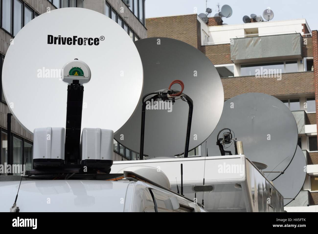 Ciudad de Londres, Inglaterra, 13 de marzo de 2015: Los medios de comunicación móvil antenas parabólicas Foto de stock