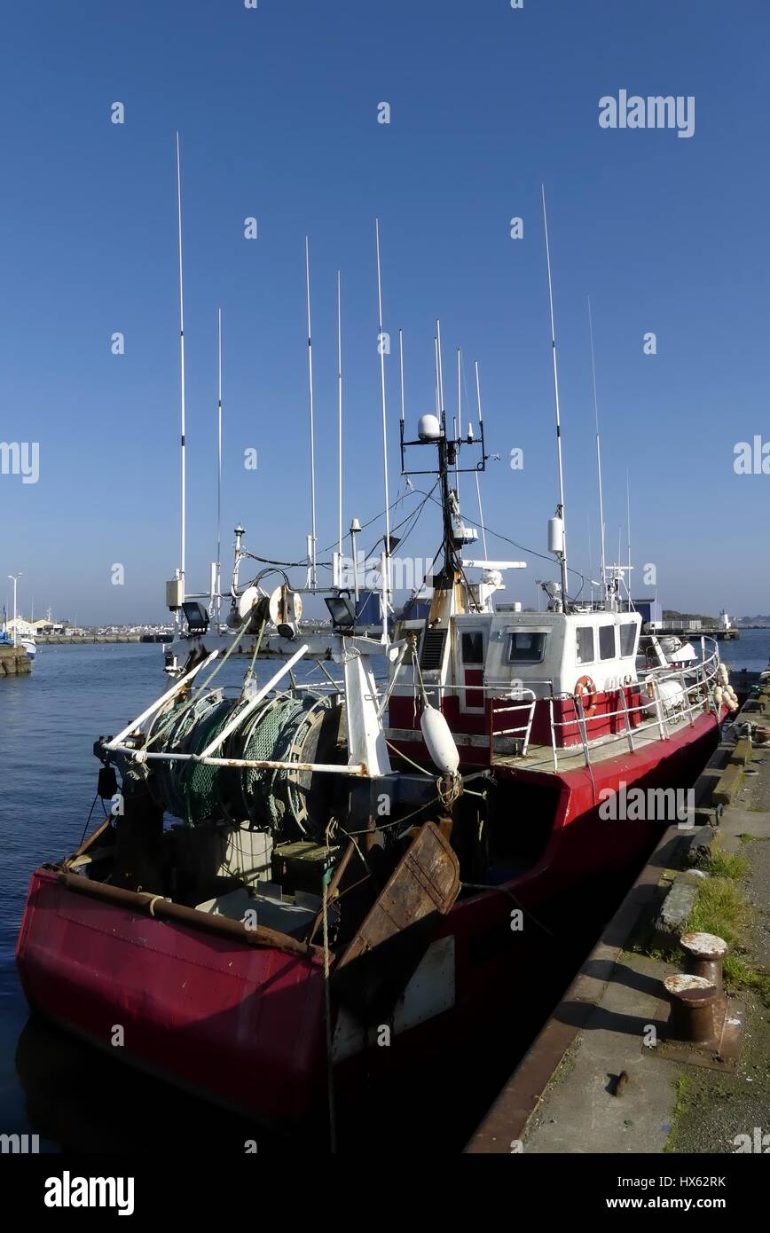 Detalles del cable arrastrero warp polea y red de pesca en la popa de un barco de pesca de acero acopladas en Keroman wharf, Lorient, Francia. Foto de stock