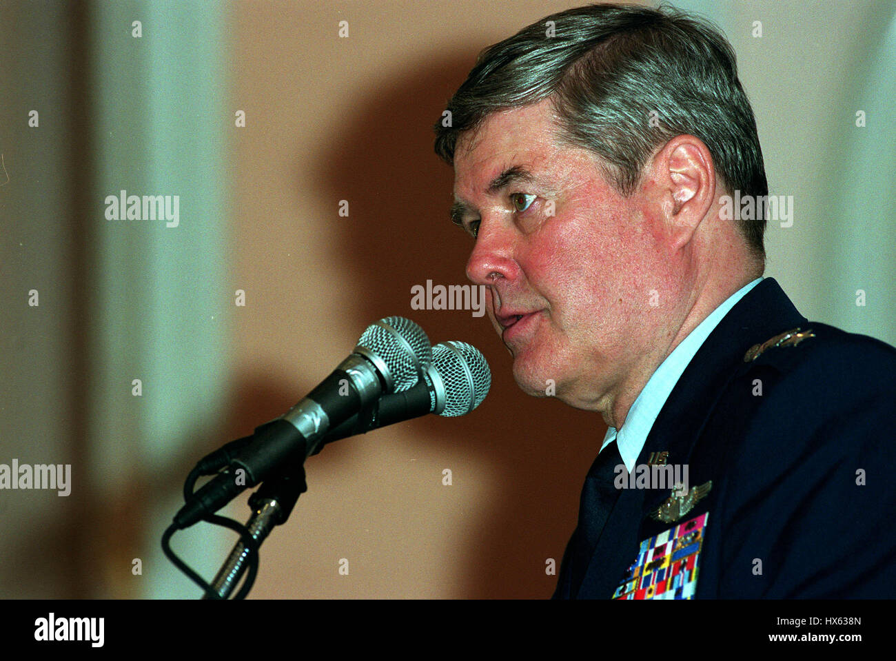 J W GENERAL RALSTON Comandante Supremo Aliado de la USAF EUR 20 de febrero de 2002 HOTEL BEVERLY HILLS BEVERLY HILLS LA EE.UU. Foto de stock