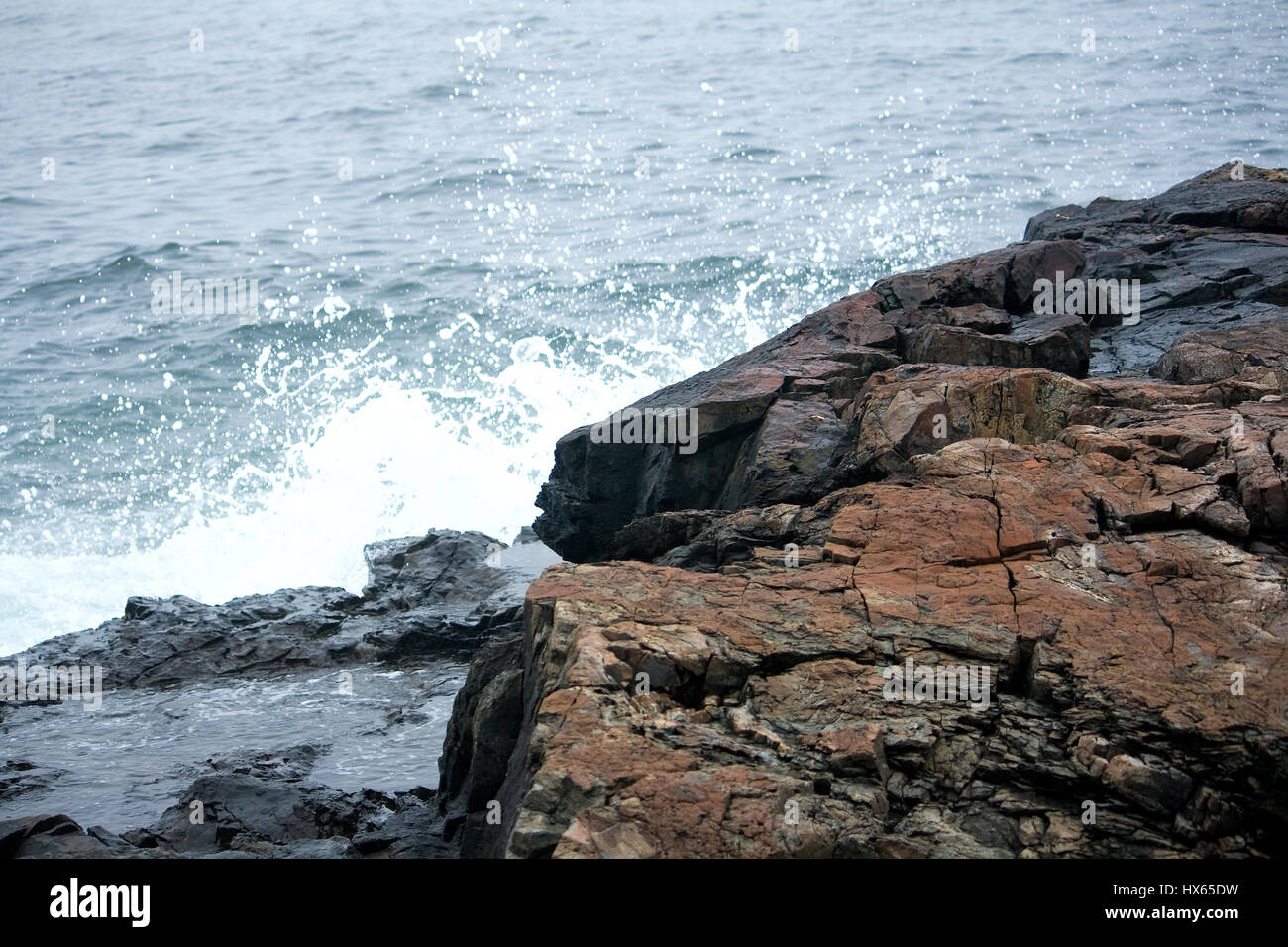 Olas chocan contra la orilla rocosa de la costa de Maine, cerca de Bar Harbor. Foto de stock