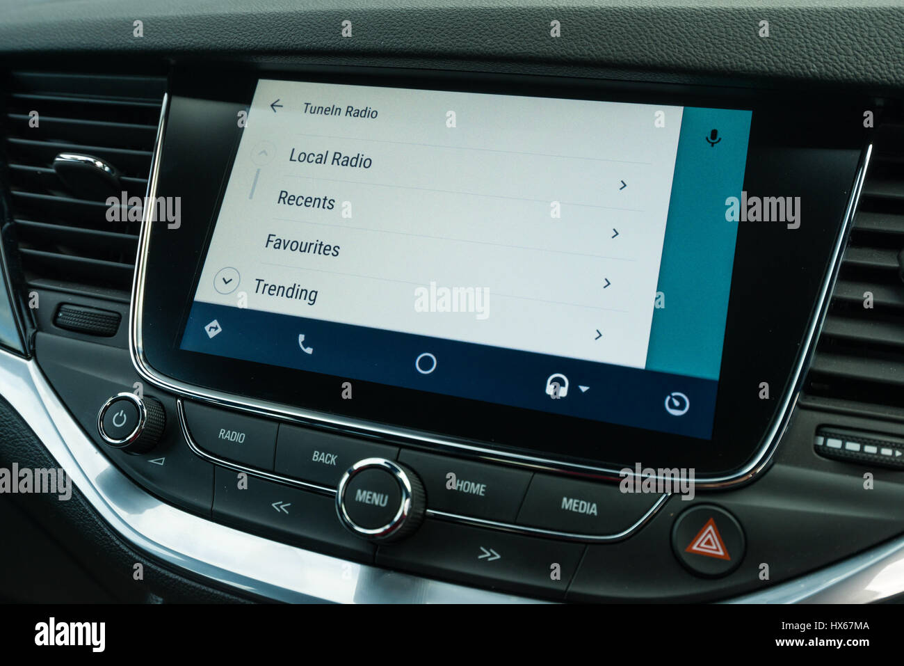Android Auto vehículo mostrando App TuneIn interfaz de navegación  Fotografía de stock - Alamy
