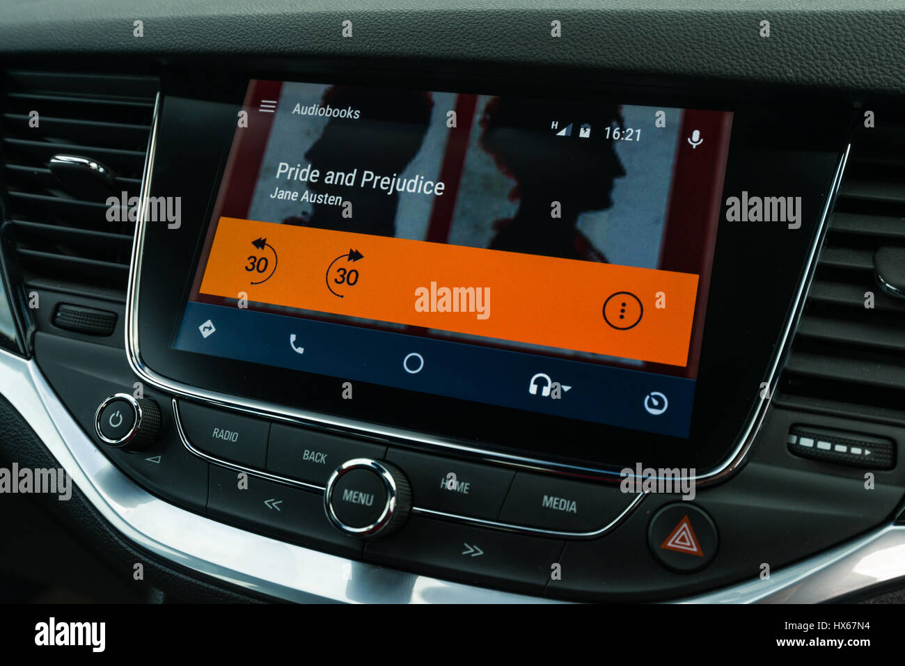 Android Auto interfaz de navegación del vehículo con libros de audio Foto de stock