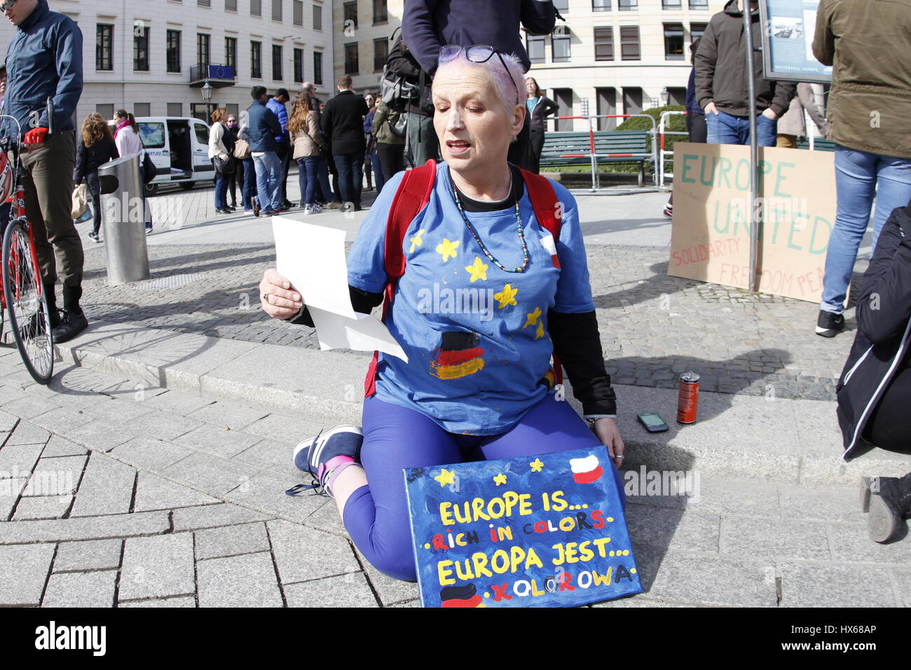 Berlín, Alemania. 25 Mar, 2017. Hoy en día miles de personas demuestran que 'Marco' para Europa del lugar Bebel a la Puerta de Brandenburgo para Europa. Crédito: Simone Kuhlmey/Pacific Press/Alamy Live News Foto de stock