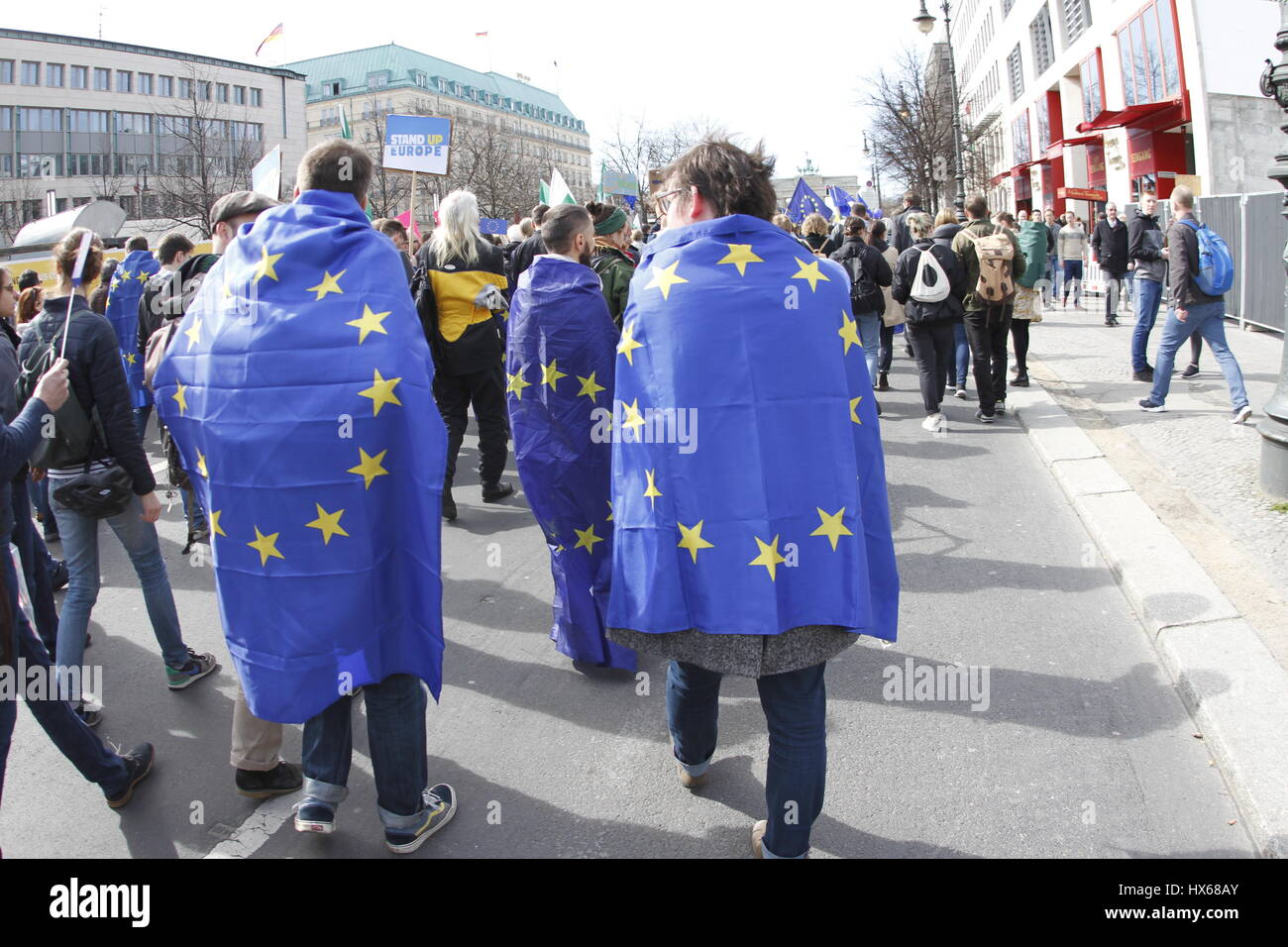 Berlín, Alemania. 25 Mar, 2017. Hoy en día miles de personas demuestran que 'Marco' para Europa del lugar Bebel a la Puerta de Brandenburgo para Europa. Crédito: Simone Kuhlmey/Pacific Press/Alamy Live News Foto de stock