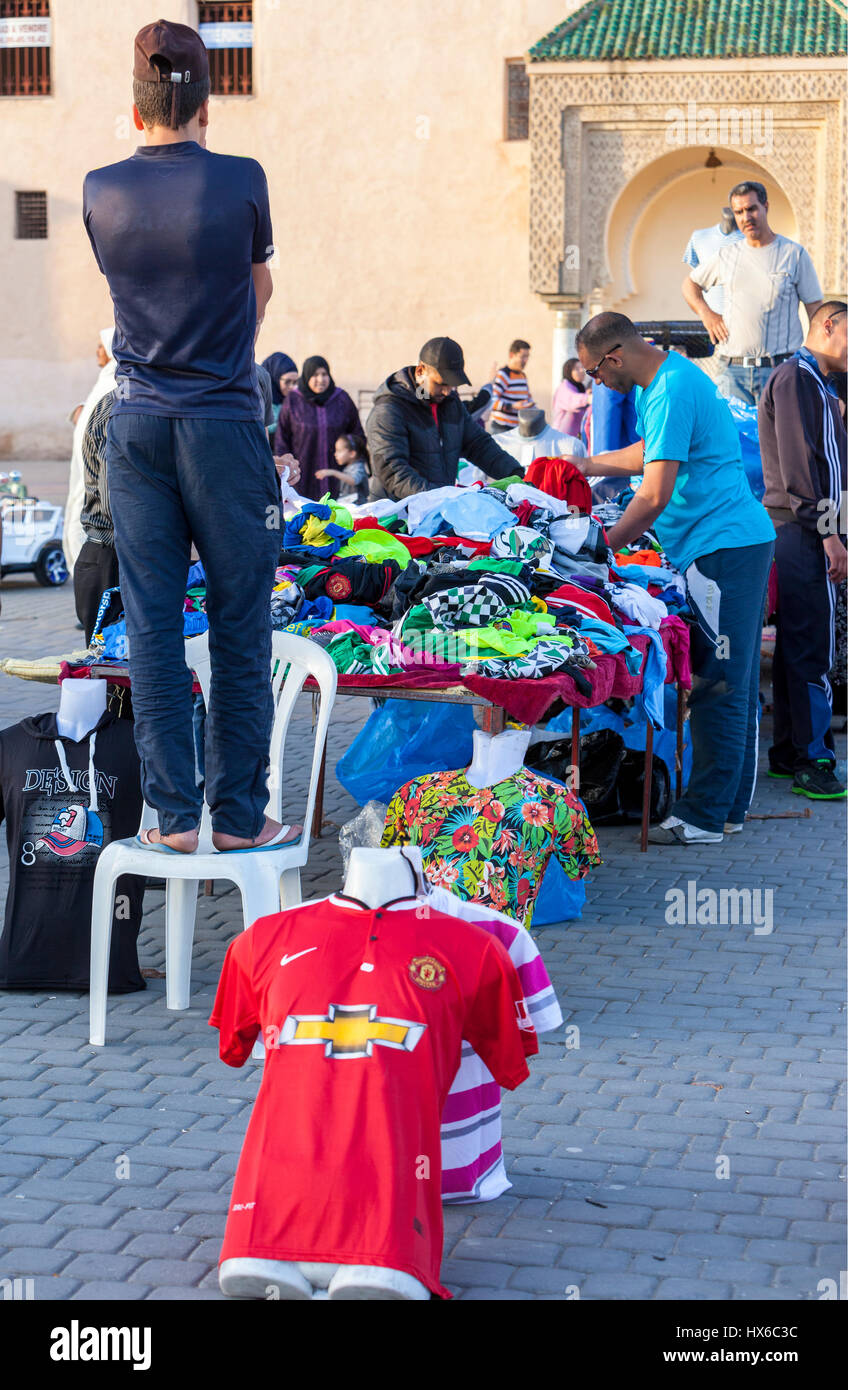 Meknes, Marruecos. Proveedor de ropa usada en el lugar Hedime. Foto de stock
