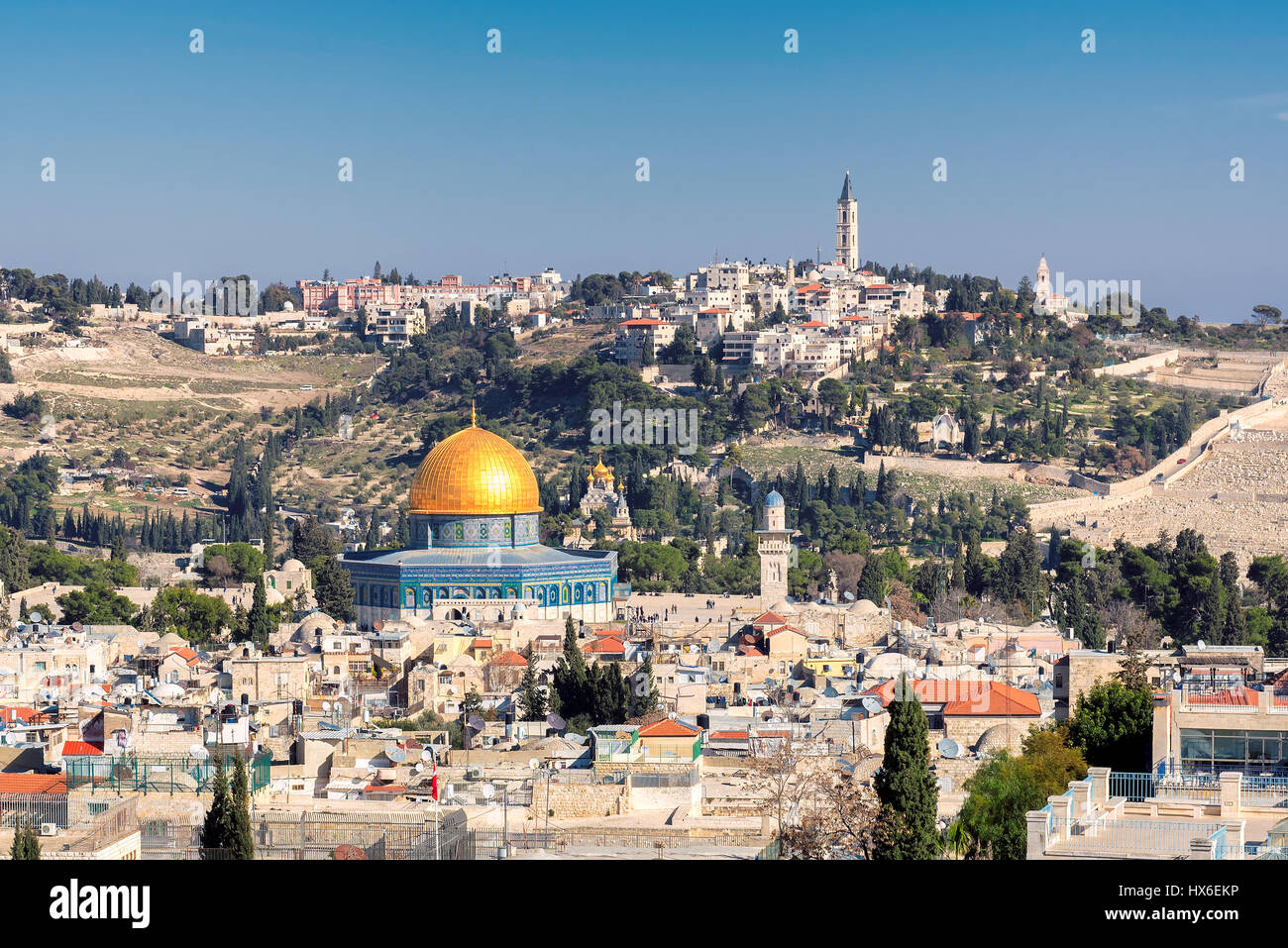 Vista aérea de la ciudad vieja de Jerusalén, el Monte del Templo, la cúpula de la roca y el Monte de los Olivos en Jerusalén, Israel. Foto de stock