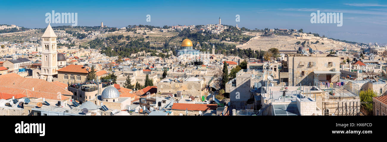 Vistas panorámicas a la ciudad vieja de Jerusalén, el Monte del Templo, la cúpula de la roca y el Monte de los Olivos en Jerusalén, Israel. Foto de stock