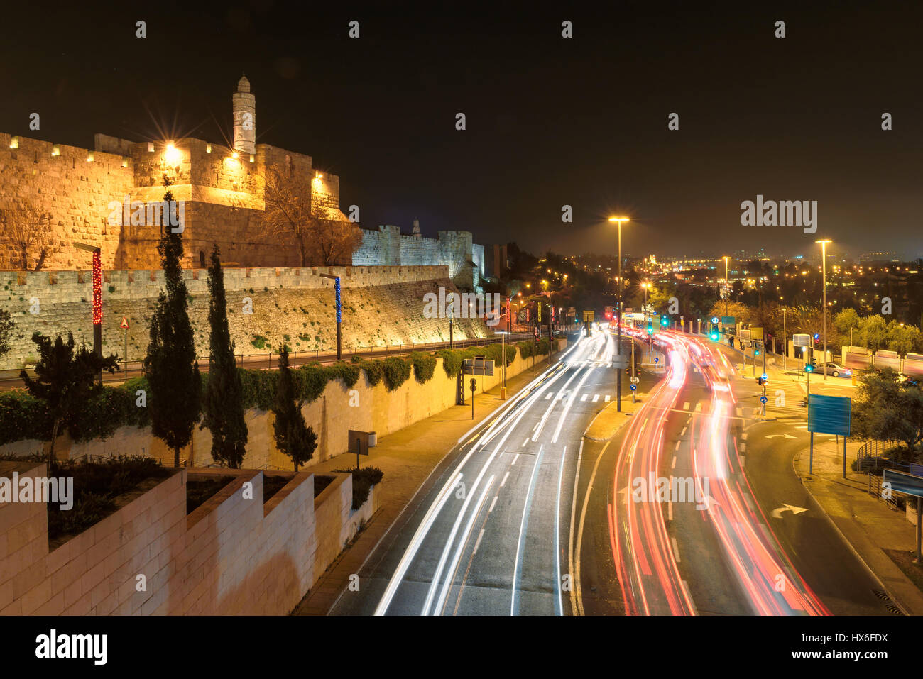 Torre de David y la calle de noche en la Ciudad Vieja de Jerusalén, Israel. Foto de stock