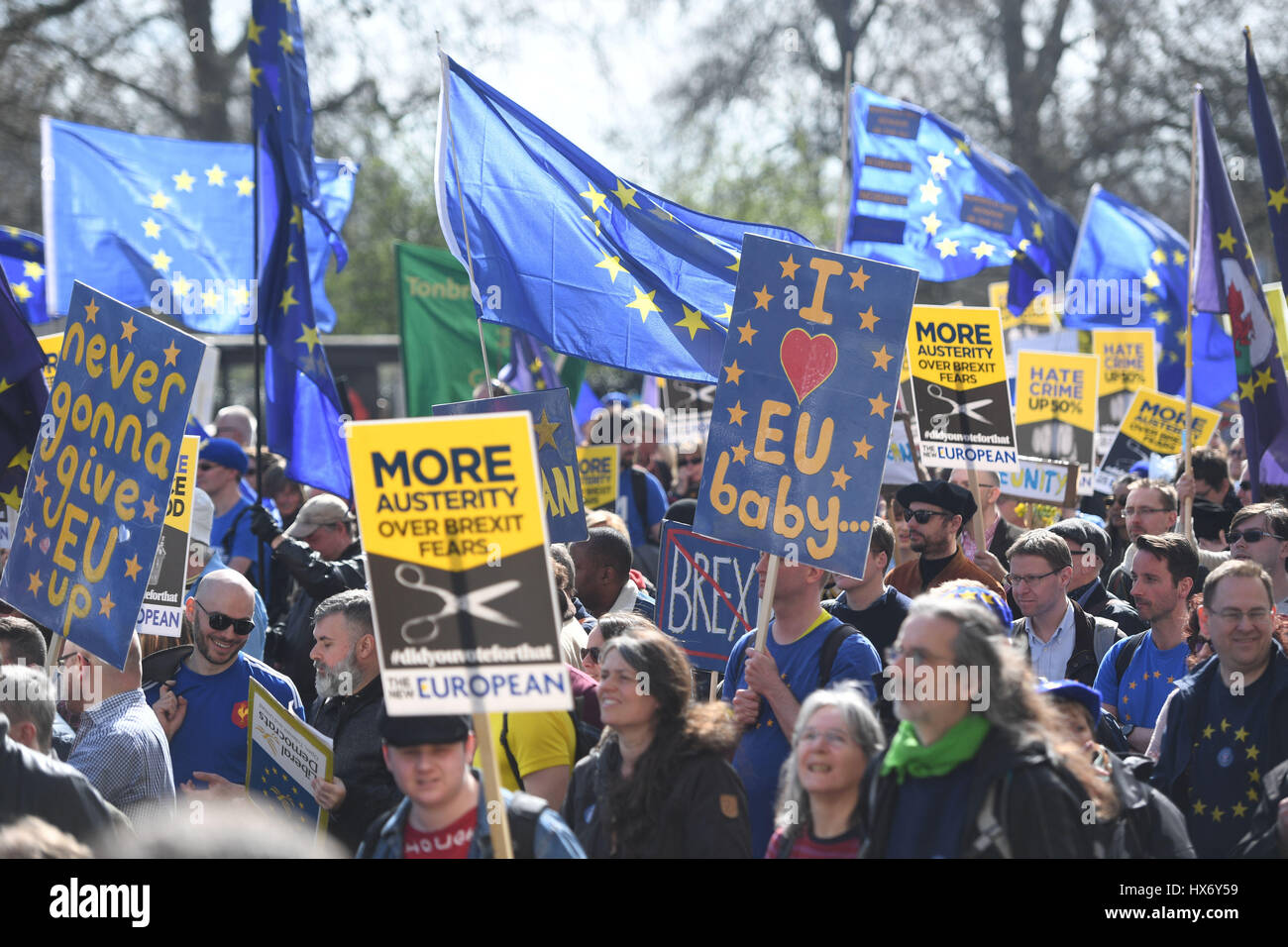 Los manifestantes a favor de la UE toman parte en una marcha por Europa contra Brexit rally en el centro de Londres. Foto de stock