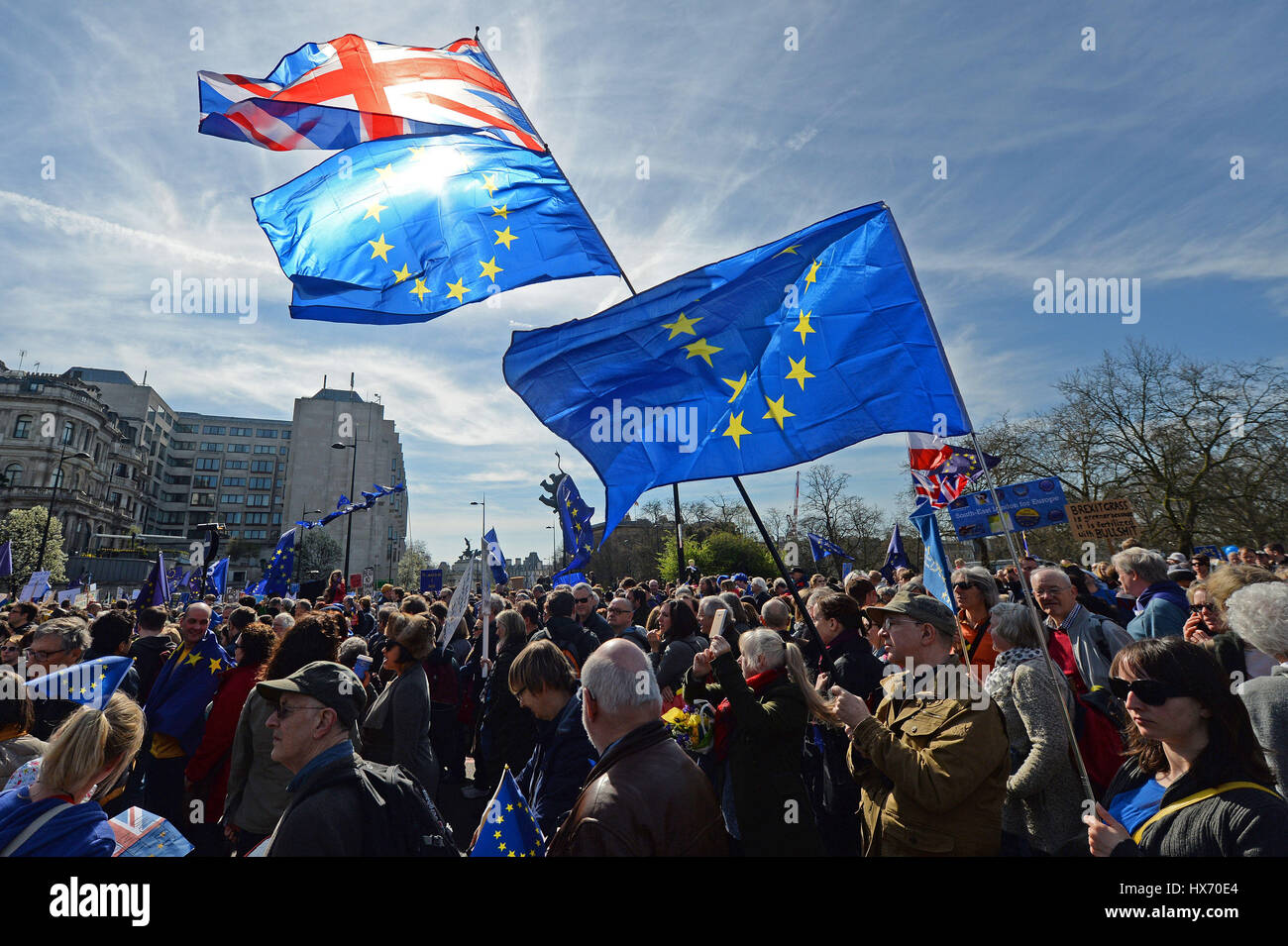 Pancartas y banderas son retenidos por los manifestantes a favor de la UE que participan en una marcha por Europa contra Brexit rally en el centro de Londres. Foto de stock