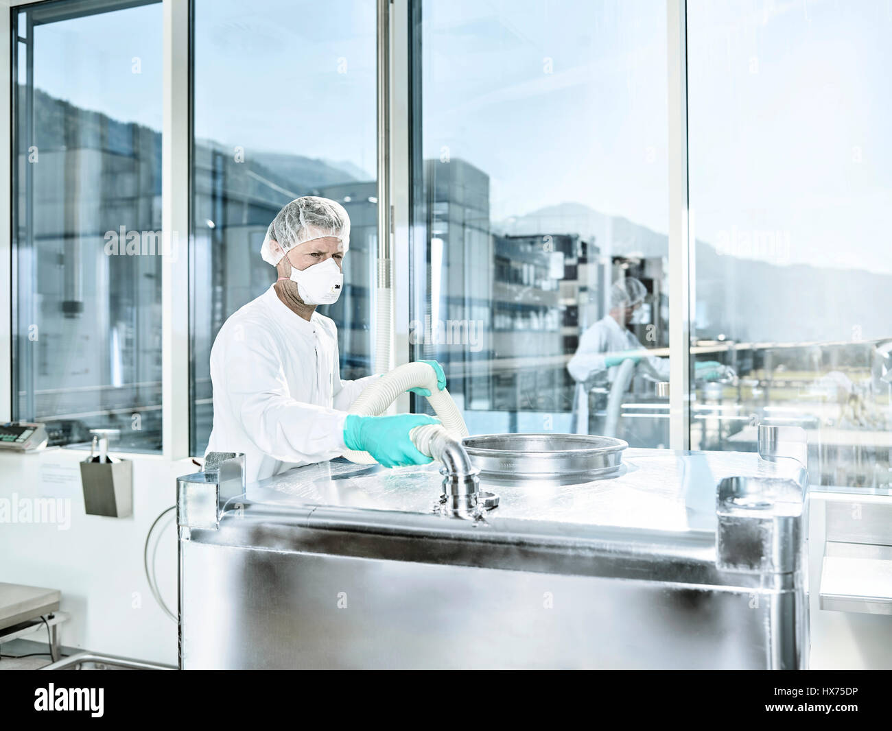 Laboratorio Químico, Químico con redecilla y mascarilla en la producción farmacéutica, Austria Foto de stock