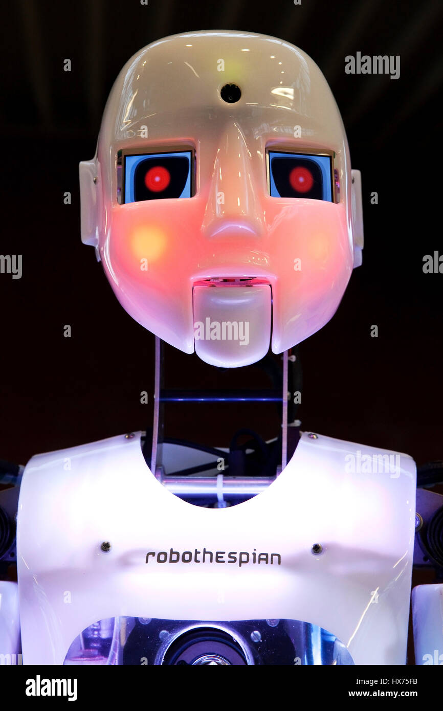Robot humanoide RoboThespian, avergonzado con cara roja, cuestiones de empleo exposición Arbeitswelt Ausstellung DASA, Dortmund Foto de stock