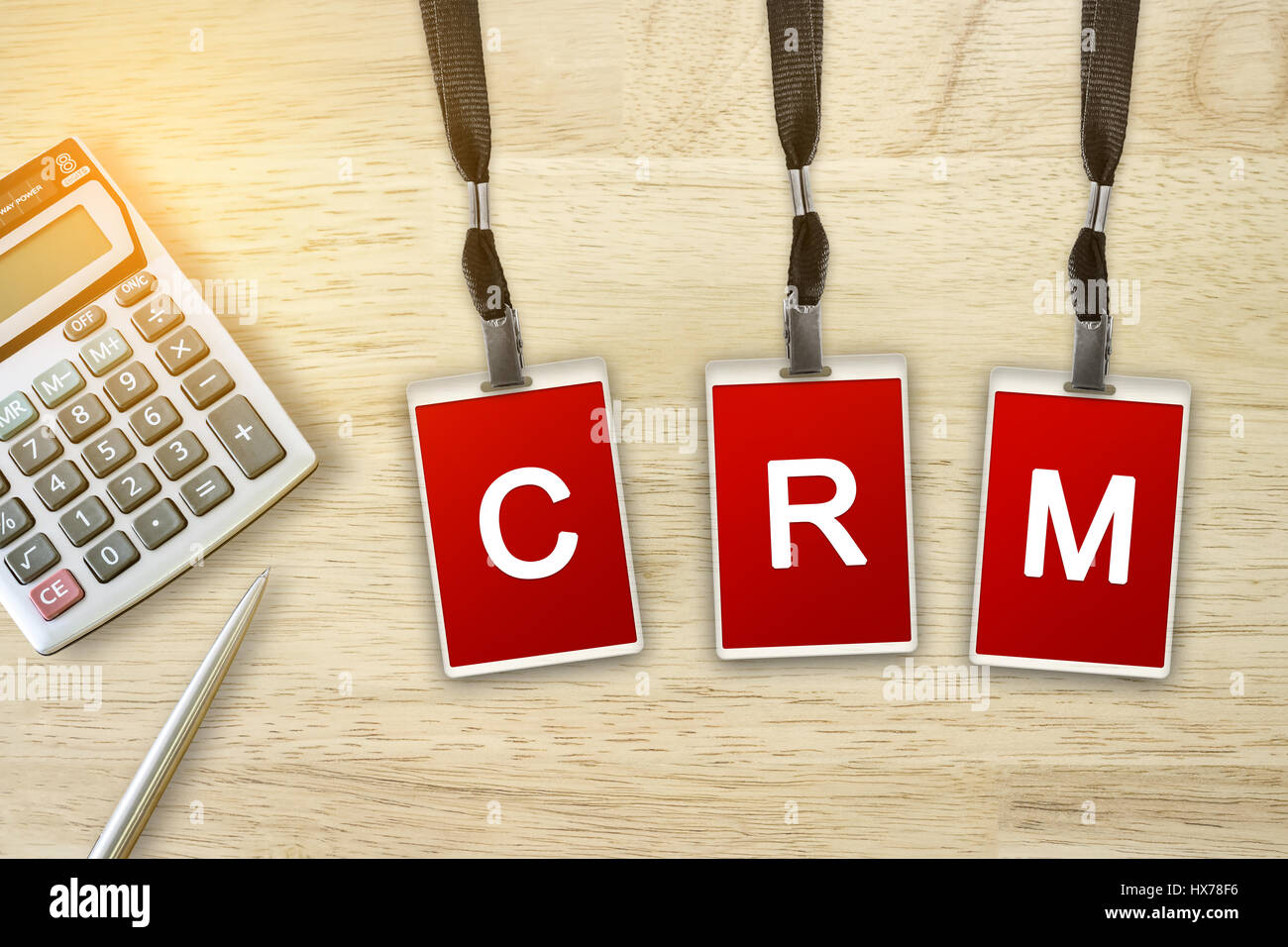 Customer Relationship Management CRM o palabra sobre distintivo rojo con luz suave efecto vintage Foto de stock