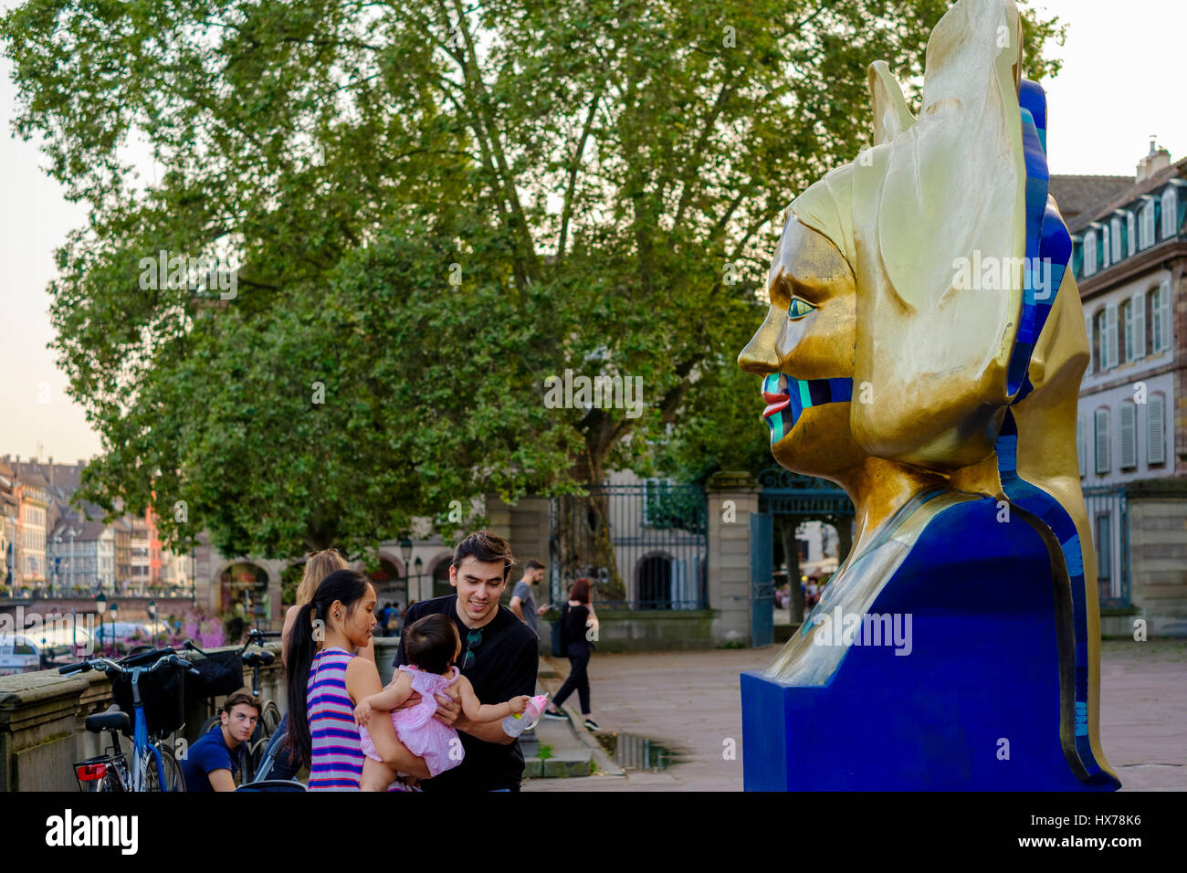 "Kopfertiti, Reine de la Vallée du Rhin supérieur" escultura por Olivier Grossmann 2007, Street Art, Estrasburgo, Alsacia, Francia Foto de stock