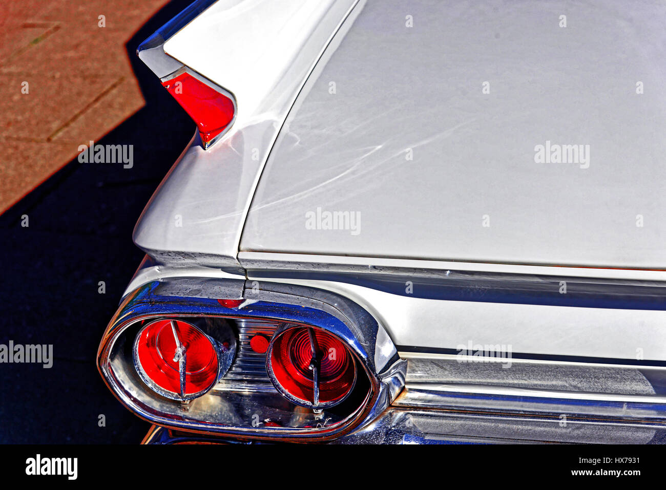 Cadillac blanco y rojo aleta de cola Foto de stock