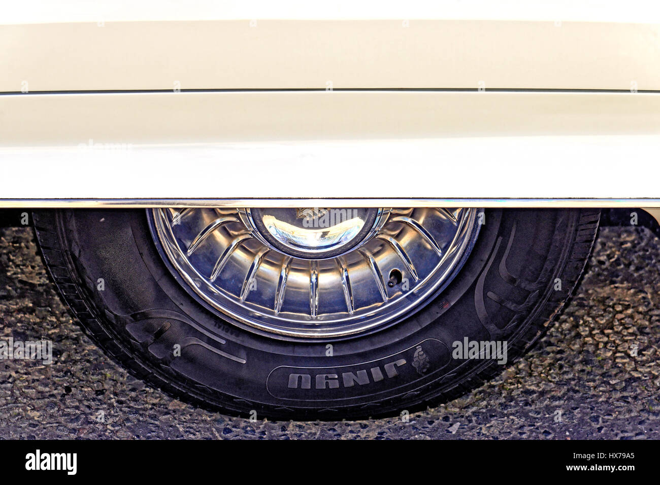 Cadillac blanco y rojo aleta de cola Foto de stock