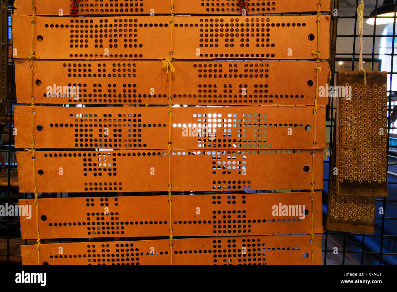 Tierras altas cuscús Torbellino Tarjetas perforadas facilitando el tejido de Jacquard en el Museo Textil Holandés (Textielmuseum) en Tilburg, en los Países Bajos Fotografía de stock - Alamy Tierras altas cuscús Torbellino Tarjetas perforadas facilitando el tejido de Jacquard en el Museo Textil Holandés (Textielmuseum) en Tilburg, en los Países Bajos Fotografía de stock - Alamy