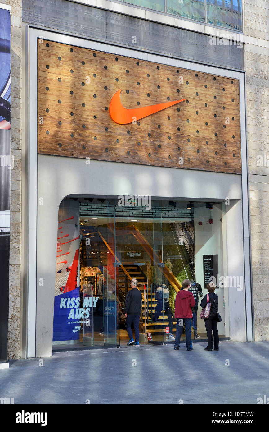 Nike shop window fotografías e imágenes de alta resolución - Alamy