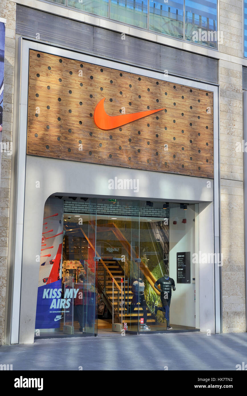 Nike shop window fotografías e imágenes de alta resolución - Alamy