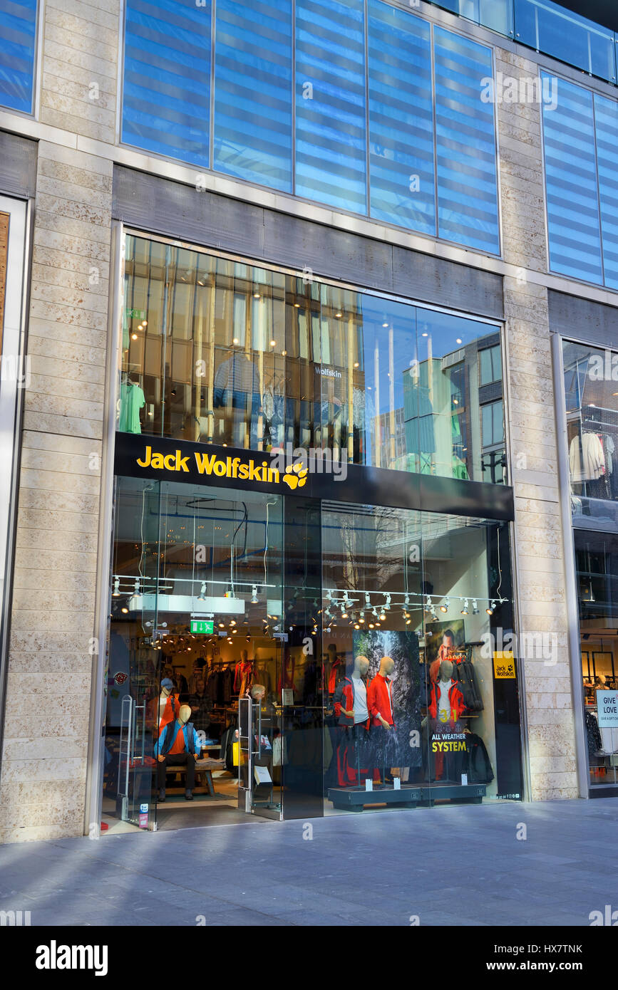 Jack Wolfskin moda tienda de ropa al aire libre en el centro de Liverpool  Fotografía de stock - Alamy