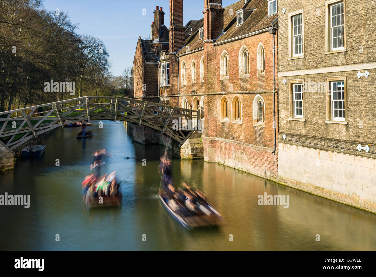 Puente Matemático con personas remar en Punt botes en el río Cam, Cambridge, Reino Unido Foto de stock