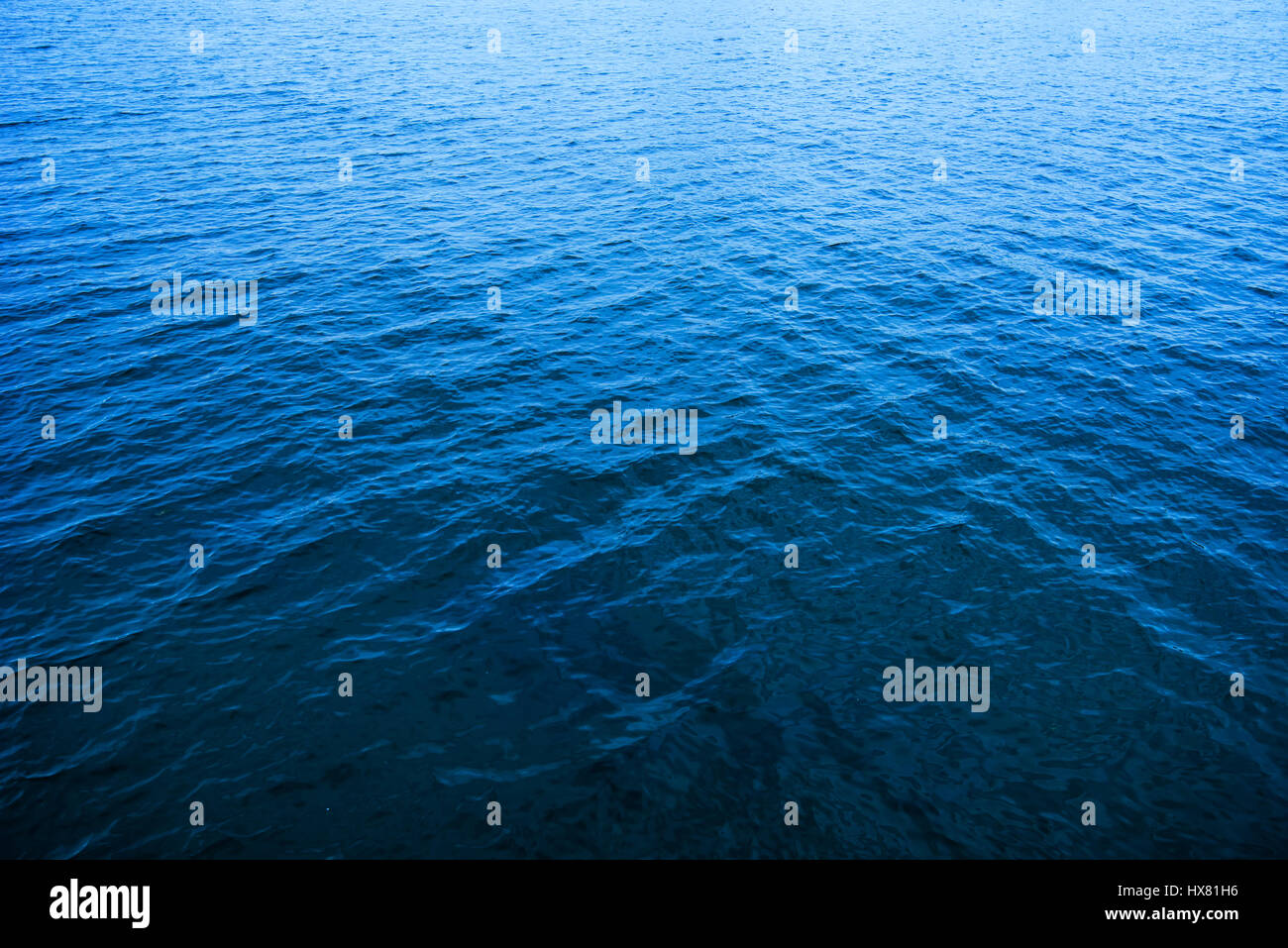Azul ondulada superficie de agua de mar con olas Foto de stock