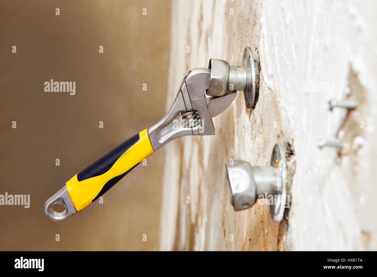 Montaje en pared Closeup grifo ajusta la posición excéntrica con plomeros  llave ajustable Fotografía de stock - Alamy