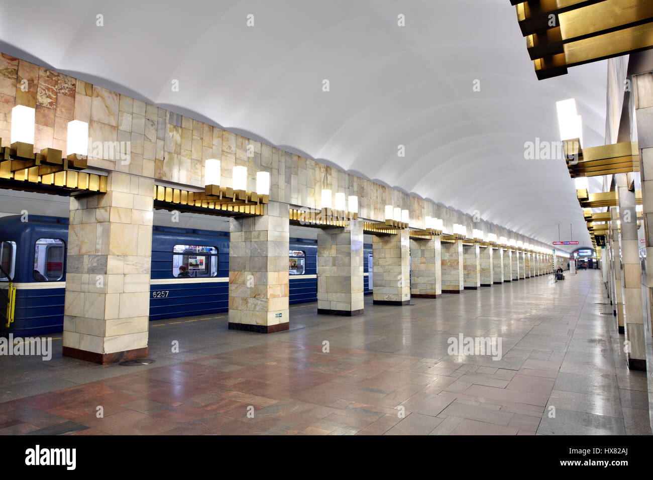 San Petersburgo, Rusia - March 7, 2014: la estación de metro, la arquitectura interna Grazhdansky Avenue, el metro de San Petersburgo. Foto de stock