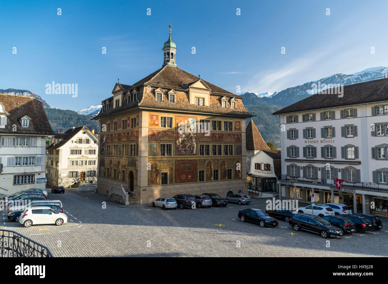 Ayuntamiento de Schwyz, capital del cantón suizo de Schwyz, con un elaborado mural de la batalla de Morgarten (1315). Foto de stock