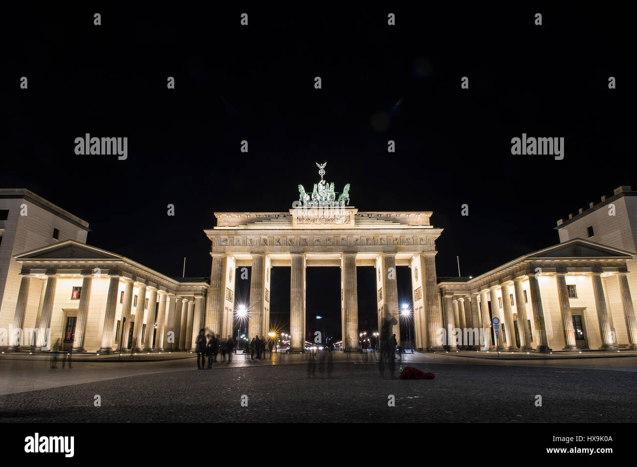 Berlín, Alemania. 25 Mar, 2017. La Puerta de Brandenburgo se enciende justo antes de "La hora de la tierra" en Berlín, Alemania, el 25 de marzo de 2017. Foto: Paul Zinken/dpa/Alamy Live News Foto de stock