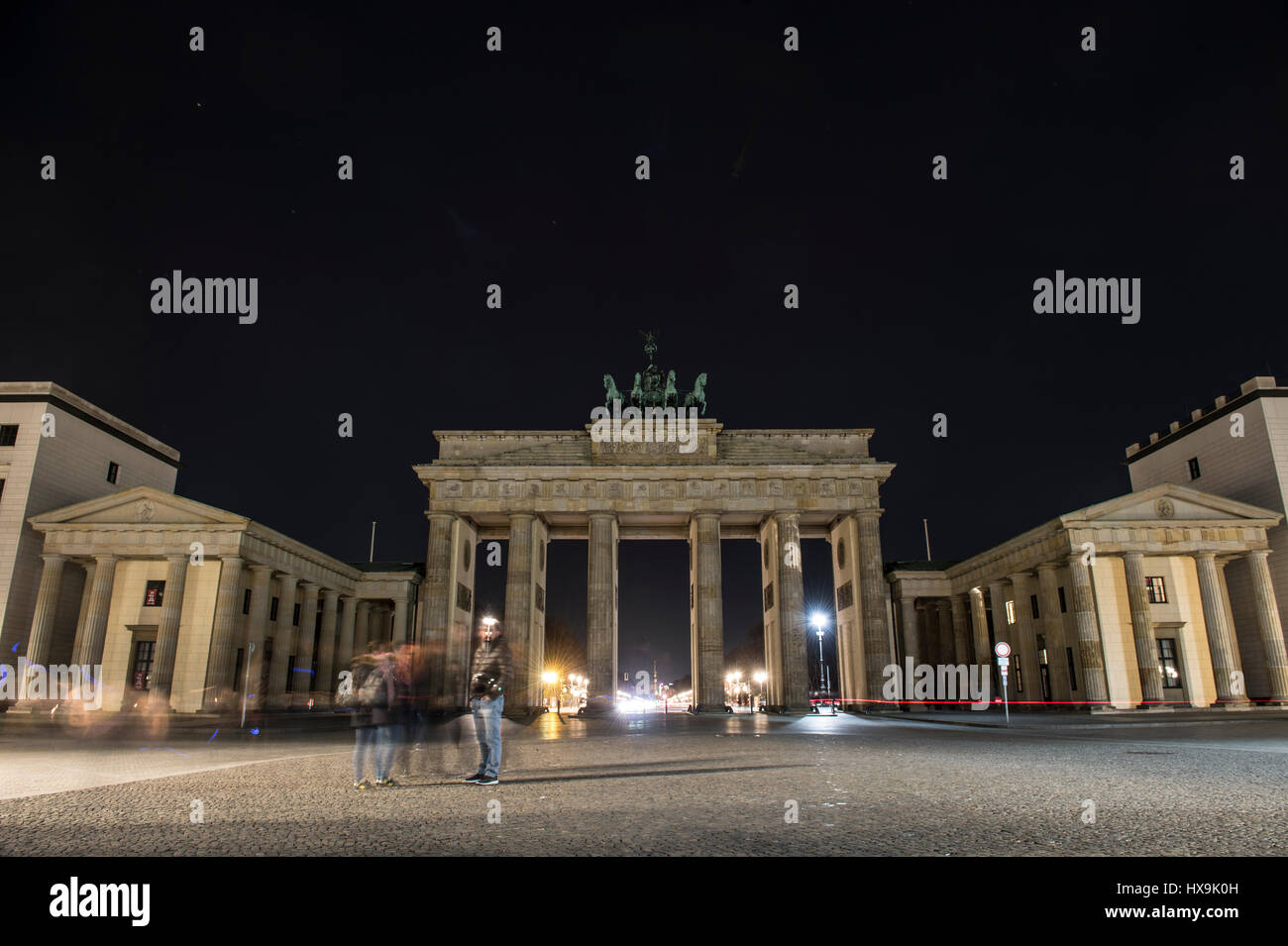 Berlín, Alemania. 25 Mar, 2017. La Puerta de Brandenburgo se enciende justo antes de "La hora de la tierra" en Berlín, Alemania, el 25 de marzo de 2017. Foto: Paul Zinken/dpa/Alamy Live News Foto de stock