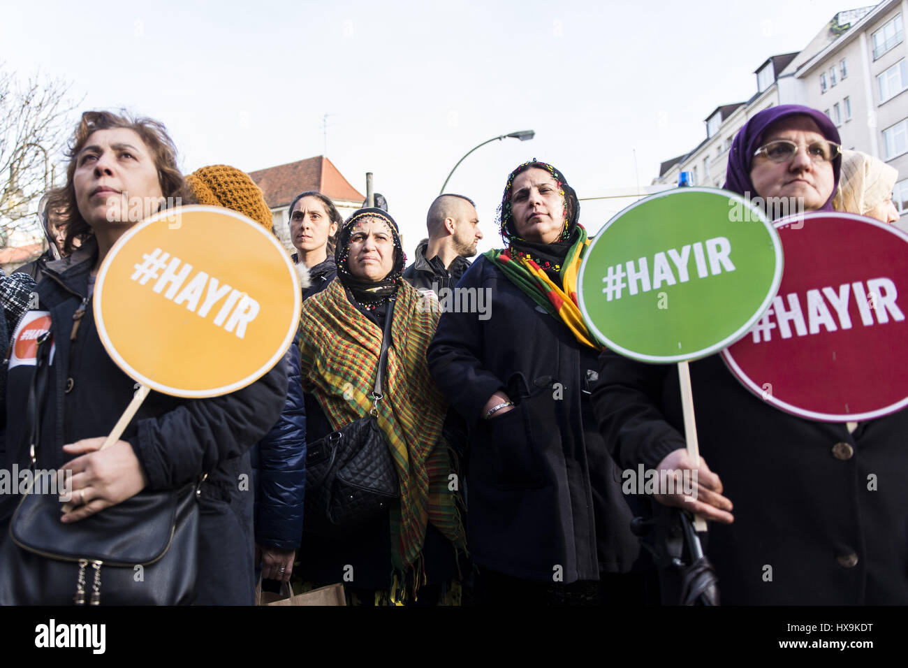 Berlín, Alemania. 25 Mar, 2017. Los opositores de Recep Tayyip Erdogan, Presidente de Turquía, sosteniendo carteles con la inscripción '#Hayir'. Varios cientos de personas rally en Berlin Neukoelln y Kreuzberg, los manifestantes damand votar "No" en el referéndum constitucional celebrado en Turquía, donde los turcos que viven en Alemania están autorizadas a votar. Crédito: Jan Scheunert/Zuma alambre/Alamy Live News Foto de stock