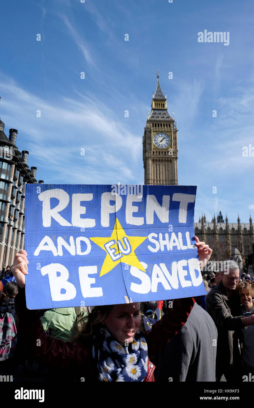Londres, Reino Unido, 25 de marzo de 2017. Miles de personas protestan en Londres contra Brexit, como Teresa Mayo activará el artículo 50 el 29 de marzo. Crédito: Yanice Idir / Alamy Live News Foto de stock