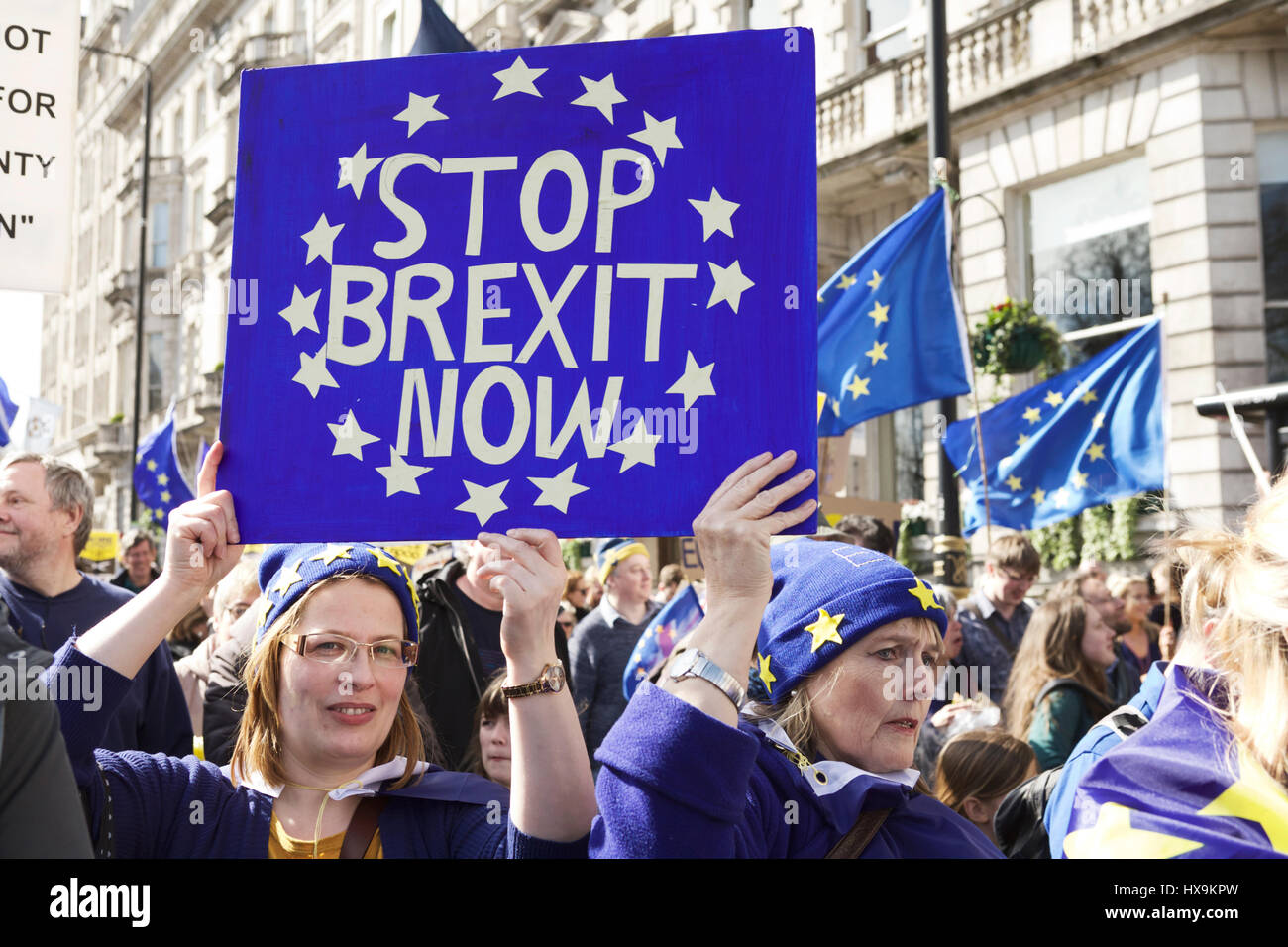 Londres, Reino Unido. El 25 de marzo de 2017. Unite para Europa organizó un pro-UE de marzo en Londres. Los manifestantes anti-BREXIT marzo de Park Lane hasta la Plaza del Parlamento. Detener Brexit. Brexit protesta. Foto de stock