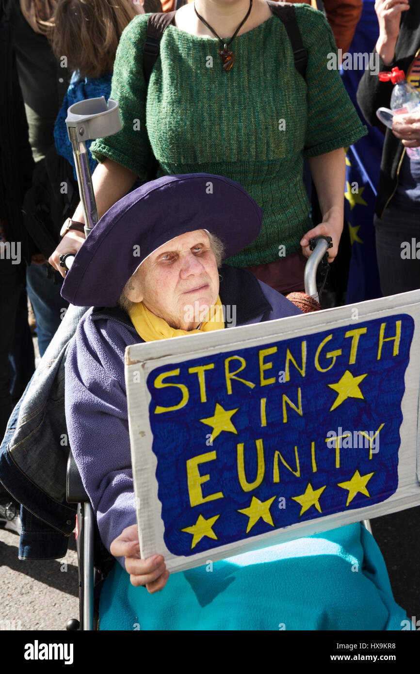 Londres, Reino Unido. El 25 de marzo de 2017. Unite para Europa organizó un pro-UE de marzo en Londres. Los manifestantes marzo de Park Lane hasta la Plaza del Parlamento. Fuerza en la unidad. Manifestante UK. Partidario de la UE. La política del Reino Unido. Foto de stock