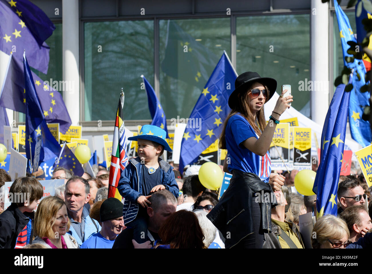Londres, Reino Unido. El 25 de marzo de 2017. Miles de manifestantes asistir a Marzo para Europa, marchando por el centro de Londres para protestar contra Brexit durante el 60º aniversario de la UE, justo antes de la Teresa puede dispara el artículo 50. Crédito: ZEN - Zaneta Razaite/Alamy Live News Foto de stock